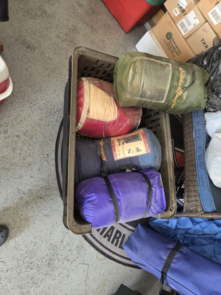 LARGE KENNEL & 4 SlEEPING BAGS