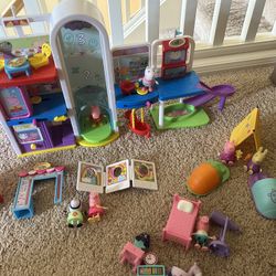 Several Peppa Pig Play Sets