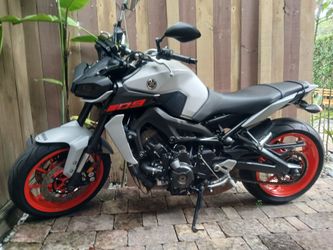 Yamaha MT09 orange-grey 850cc triple