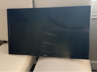 Samsung 32” QD01 TV + Mounting Bracket
