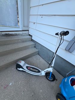 Electric razor scooter w/ charger