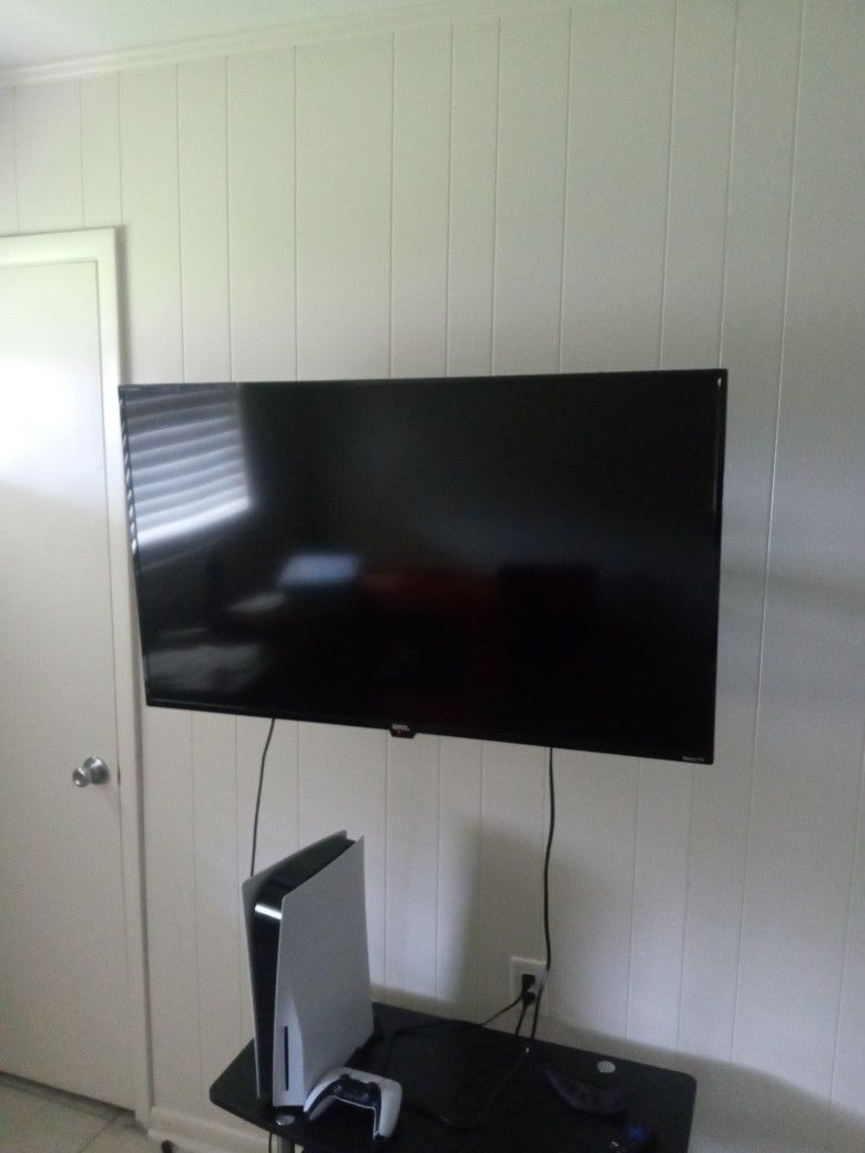 43" ONN Flat Screen With Wall Mount 