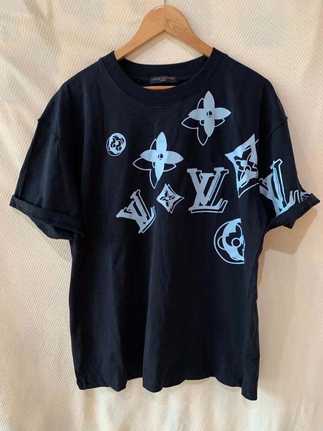 LV louis vuitton t shirt size M for Sale in Riley, OR - OfferUp