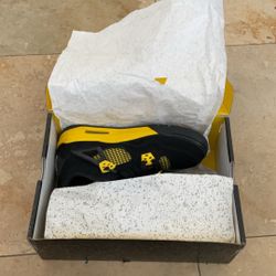 Jordan Fours Yellow Thunders size 7Y