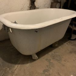 Claw Foot Cast Iron Bath Tub (1 Foot Clean Break)