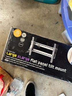 Universal Tilting TV mount 32”-63”