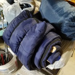 4 Twin Size Sleeping Bags Grrat Condition Nonsmoker Clean Dont Need 