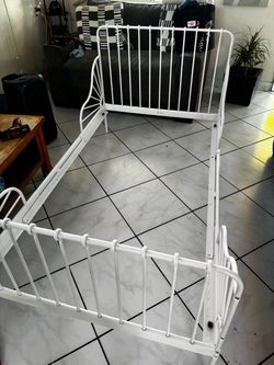 Toddler convertible bed with mattress