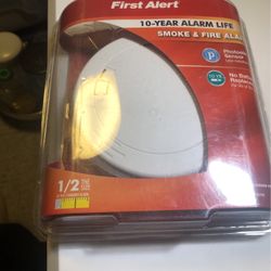 First alert 10 Years Smoke Alarm New No Battery Needed