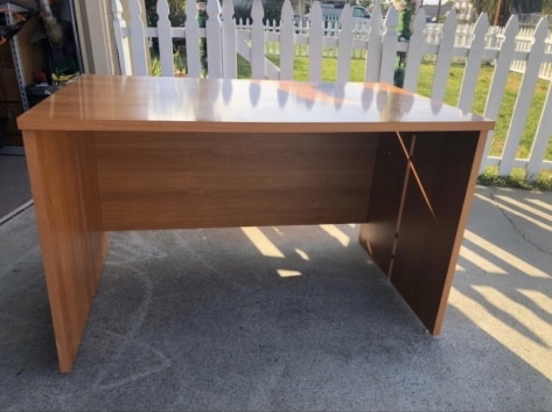 Gorgeous table desk brand new