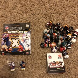 28 Teenymates NFL figurines