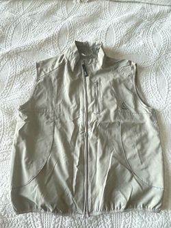 HUF full zip outdoor vest. Size M