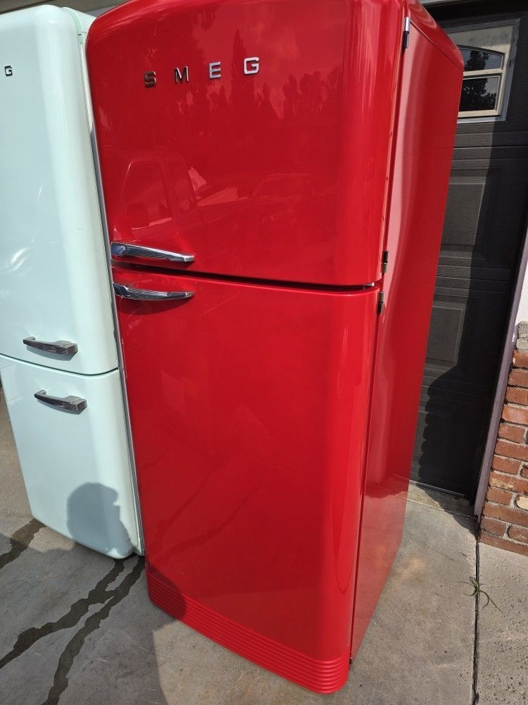 Smeg 50's Retro Refrigerator - FAB50URRD3 (Red) - FLOOR MODEL - Never Used