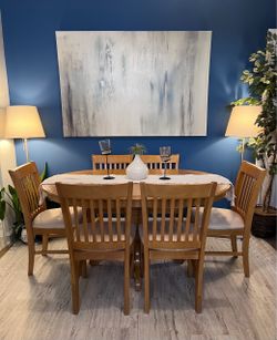Beautiful Dining Set Great Condition!!! Table with Leaf and 6 Chairs! I Can Deliver