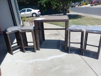 Outdoor Bar w/stools (4) and Planters (3)
