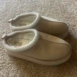 Size 9 Uggs Barely Worn (too Small)