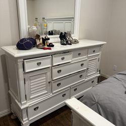 Cama Y Peinador De Rooms To Go 