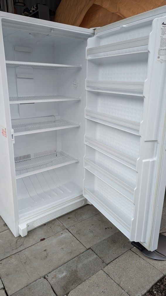 Upright freezer Frost free Amana 20 cubic feet works great