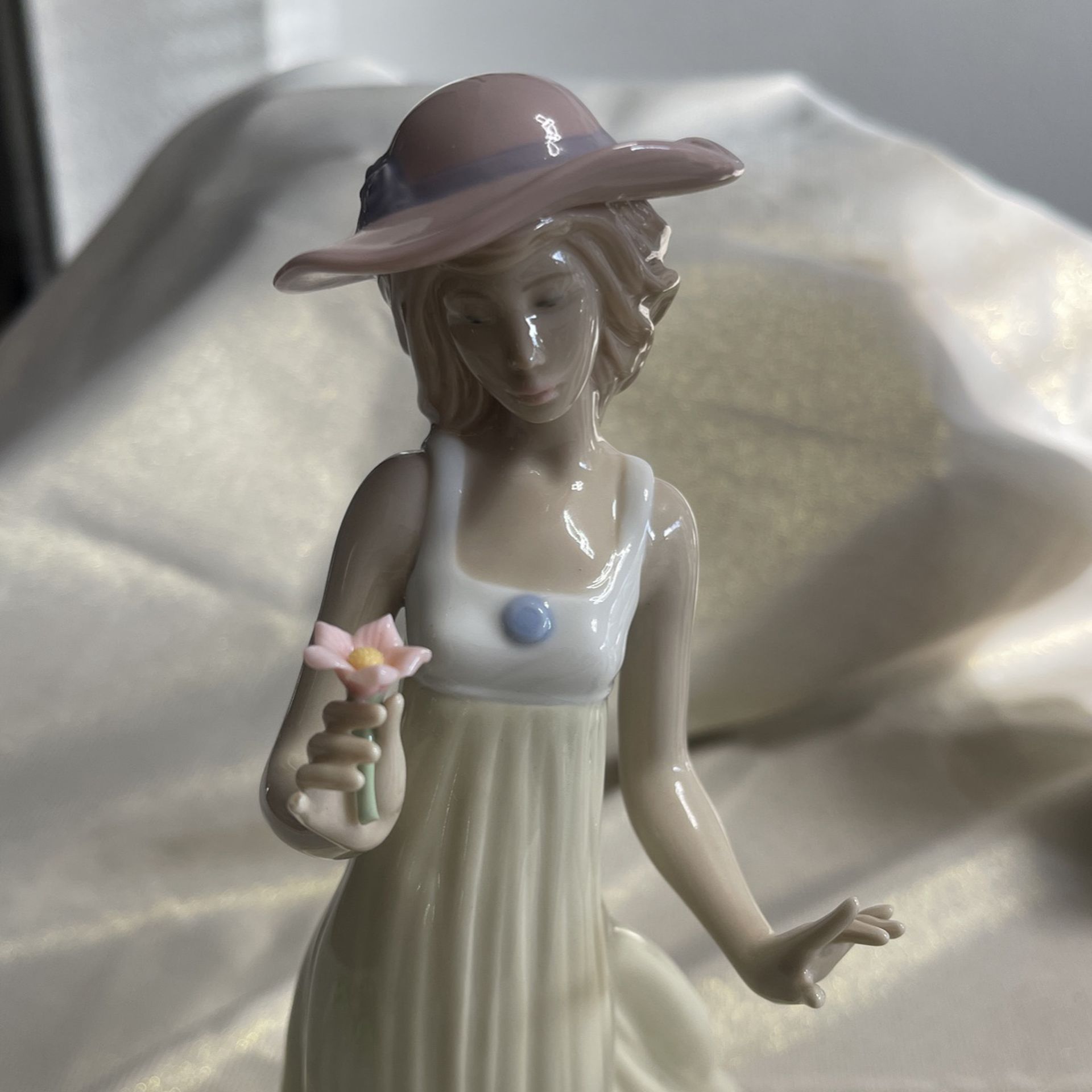 Nao Lladro 1158 “Lady In Yellow Dress Flower”