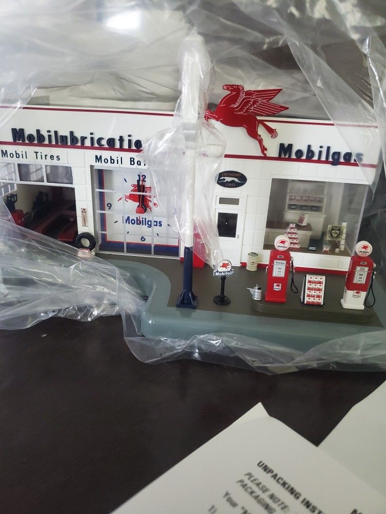 Danbury Mint Mobil Gas Full Service Station Model w/ Clock - Lighted