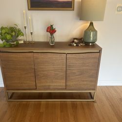 Mid-Century Modern Walnut Sideboard / Credenza