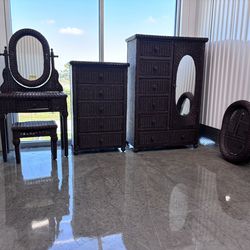 Beautiful Dark Brown Wicker Bedroom Set in Great Condition for Sale 🚨🚨🚨