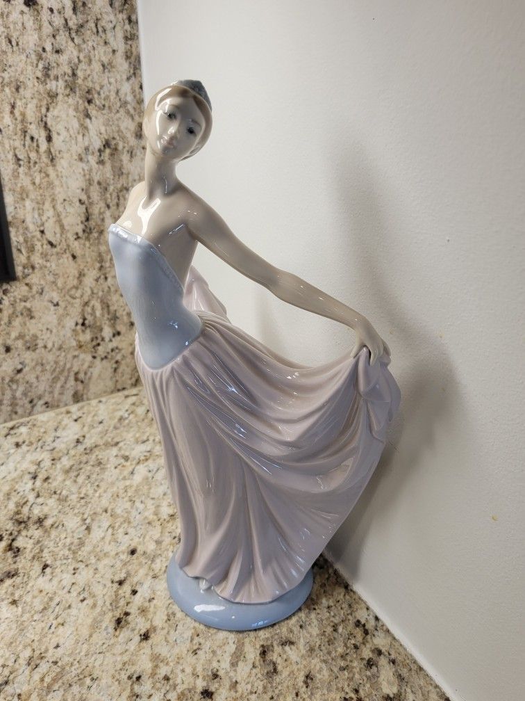 VINTAGE LLADRO' DANCING LADY