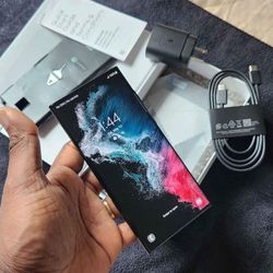 Samsung Galaxy S22 Ultra 5G SM-S908U - 256GB - Phantom Gray Unlocked   Full Accessories. One Month Warranty 