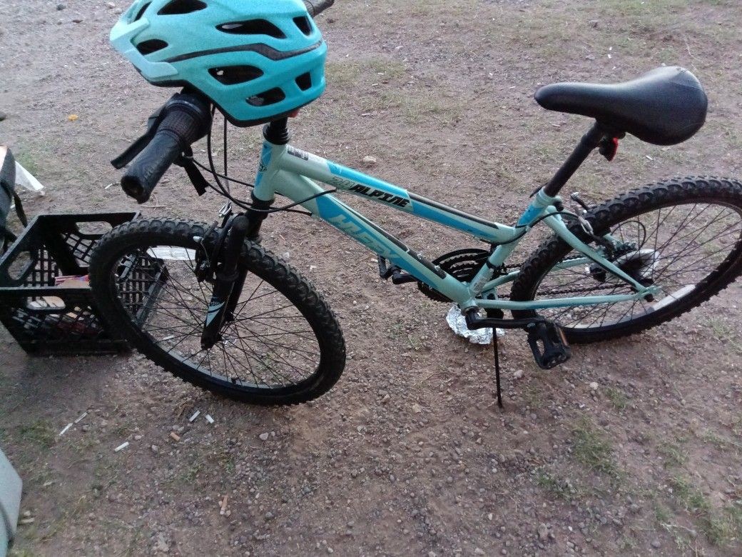 Women's Alpine24 Mountain Bike With Helmet