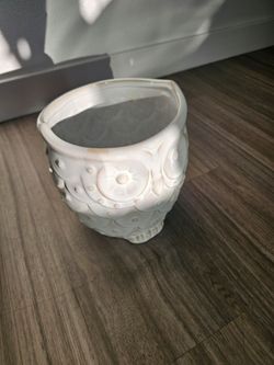 Fun White owl-shaped vase
