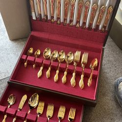 Wm. Rogers 72 piece flatware set