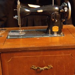 Working Antique Deluxe Sewing Machine! WORKS!!!!!