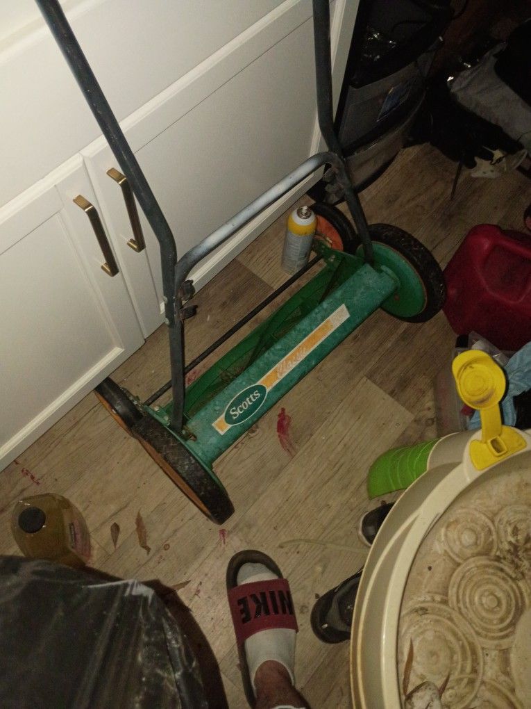 Scott's Classic Motorless Lawn Mower