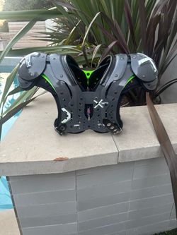 Xtech shoulder pad size small