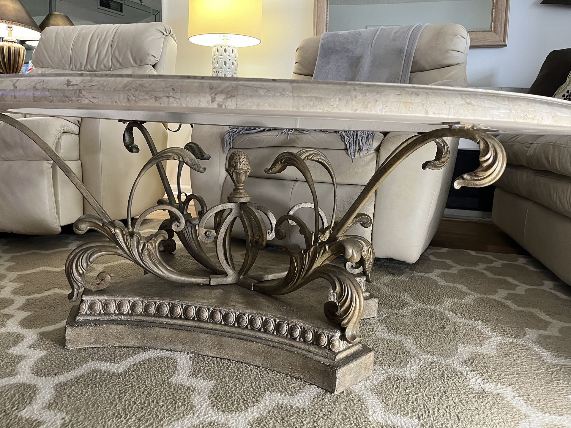 Mesita Ovalada Base En Metal bronceado, tope En Cristal. 34”X52”X20”altura (nítida).