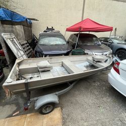 Aluminum fishing boat
