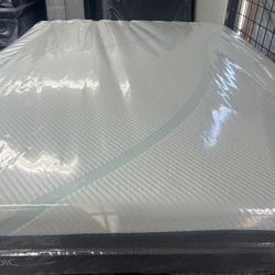 QUEEN SIZE TEMPURPEDIC ADAPT (MEDIUM) MATTRESS & BOX SPRING BED SET