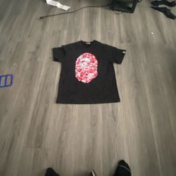 bape shirt comes with bag and tags 