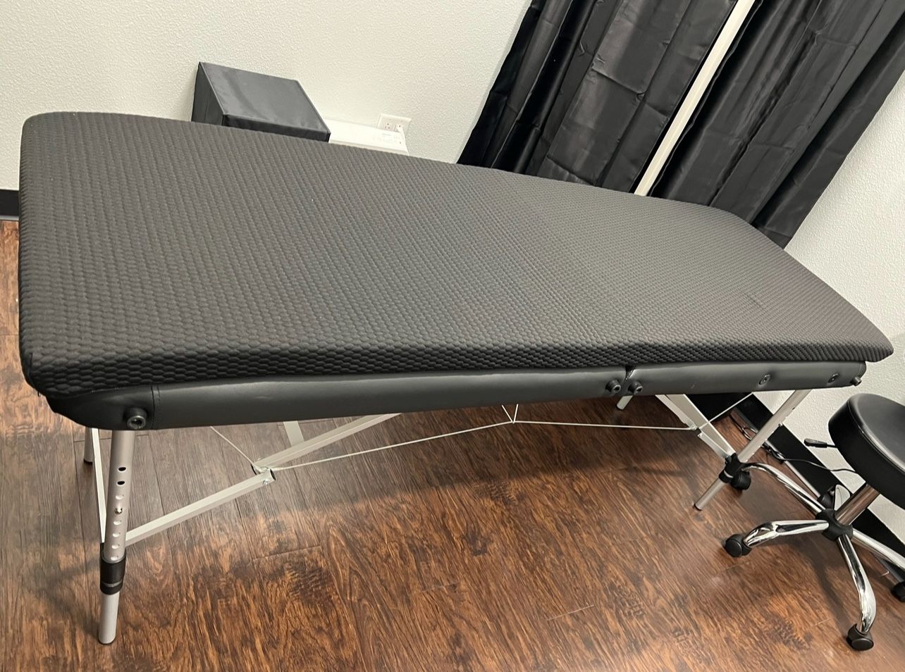 Used Lash Bed Esthetician Massage Bed for Sale in Orange, CA