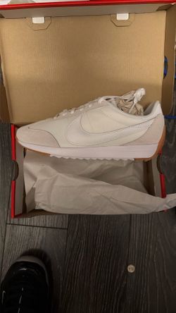 Women’s Nike Pacific Size 8
