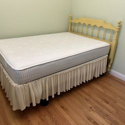 Full size bed with clean mattress/ cama tamaño matrimonial con colchón limpio 