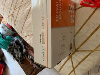 TV wall mount holds 23 to 42