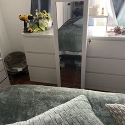 Mirror And Jewelry Organizer