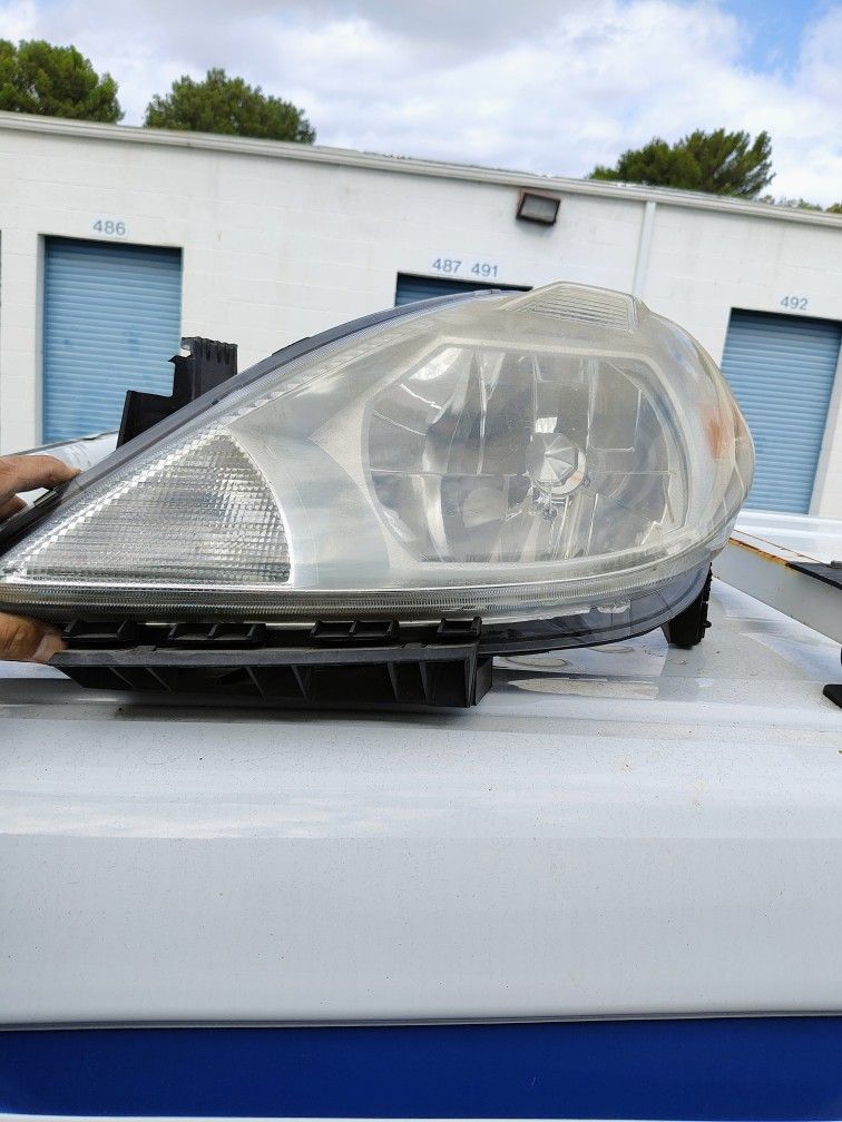 2009 Nissan Versa Headlight (Driver Side Only)