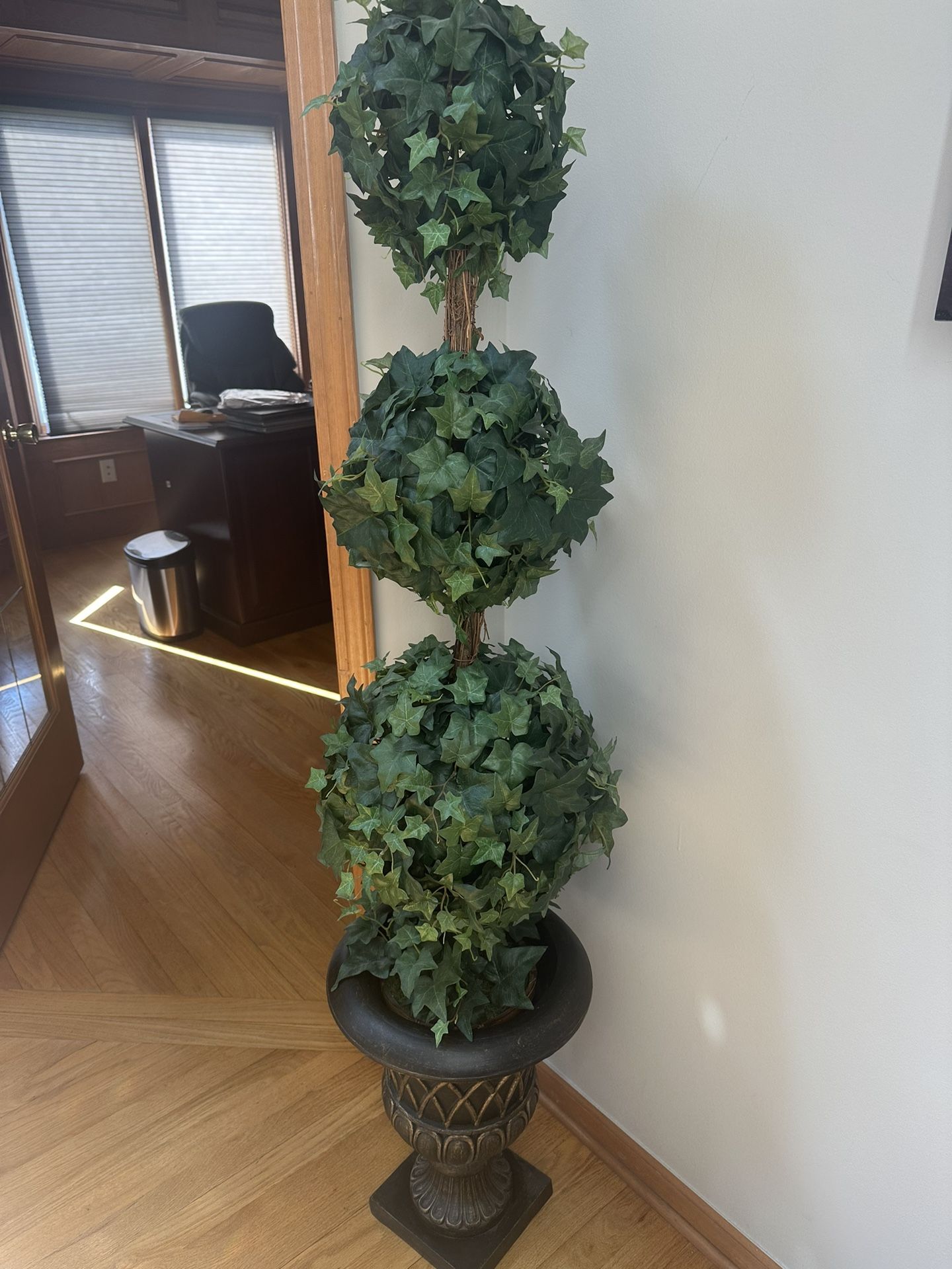 triple Ball Topiary artificial tree with vase