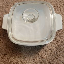 This item is a vintage Corning Ware casserole dish in the "L'Echalote" (Spice of Life) pattern. 