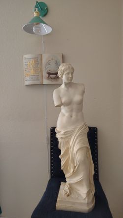 35” Venus de Milo-style statue