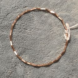 Gold Tone Metal Bangle Bracelet Zigzag Geometric Design No Stone Round ShapeThis Gold Tone Metal Bangle Bracelet features a stylish zigzag geometric d