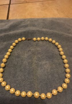 Light costume jewelry pearl necklace