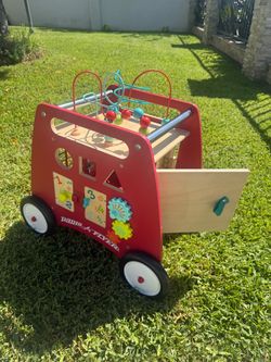 Radio Flyer Deluxe Push & Play Cube Walker, Walker Toy for Ages 1-3